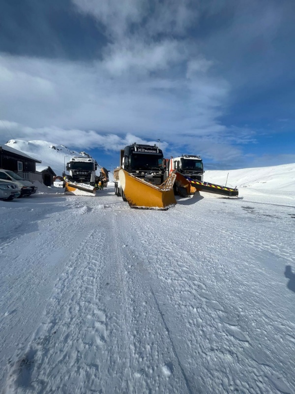 Maskiner driver med snøbrøyting