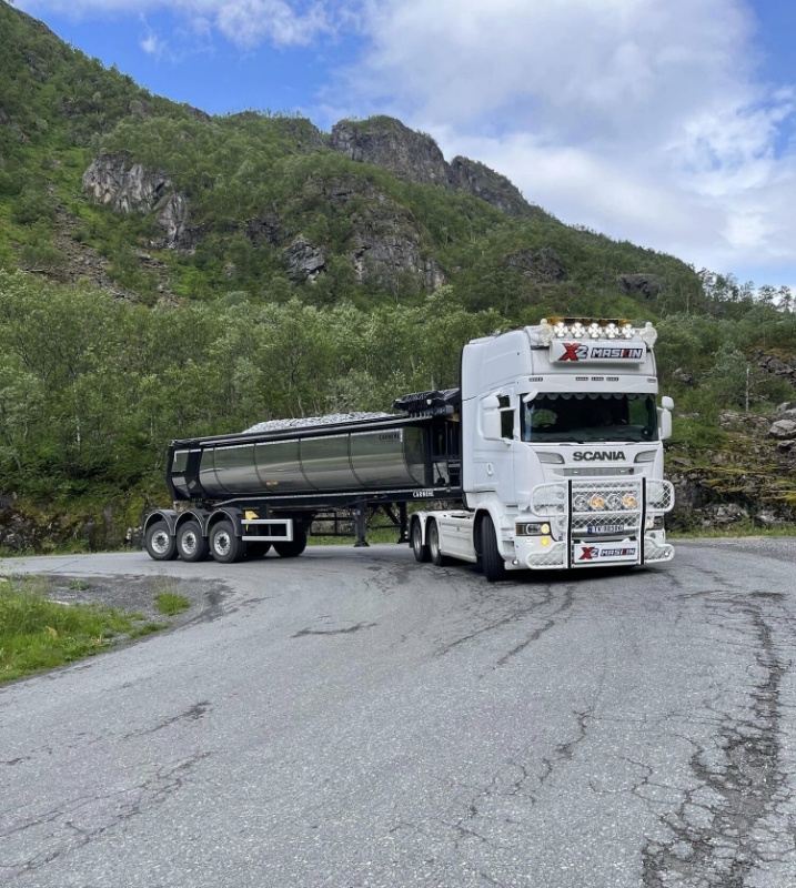 Lastebil utfører massetransport