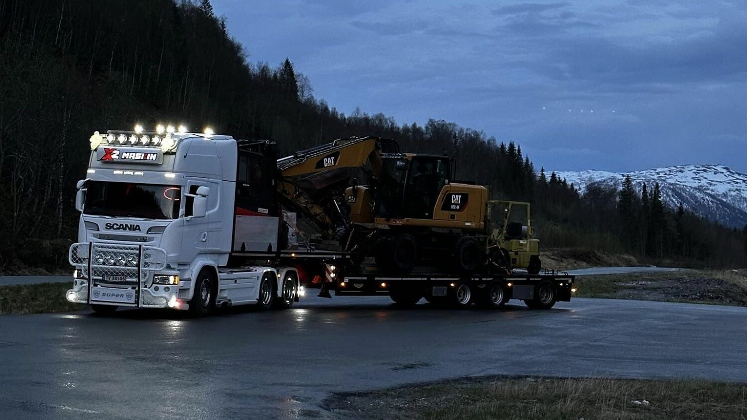 Lastebil frakter gravemaskin