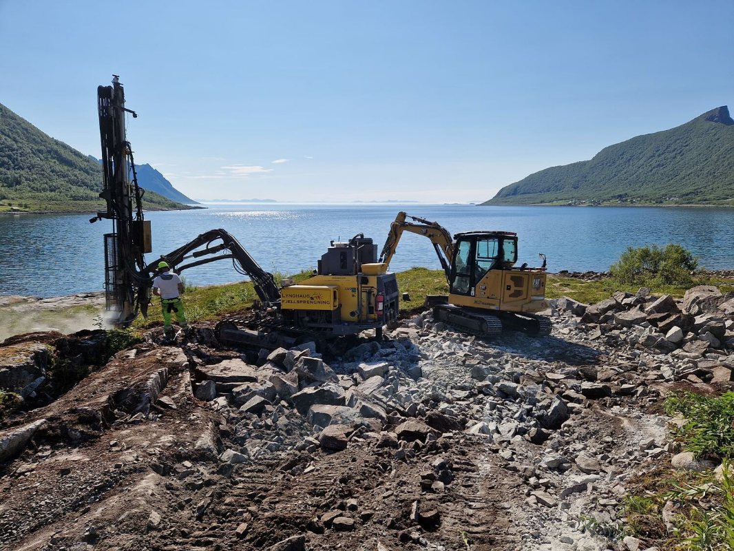 Tomtearbeider med gravemaskin